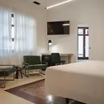 La Moderna Suites