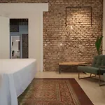La Moderna Suites