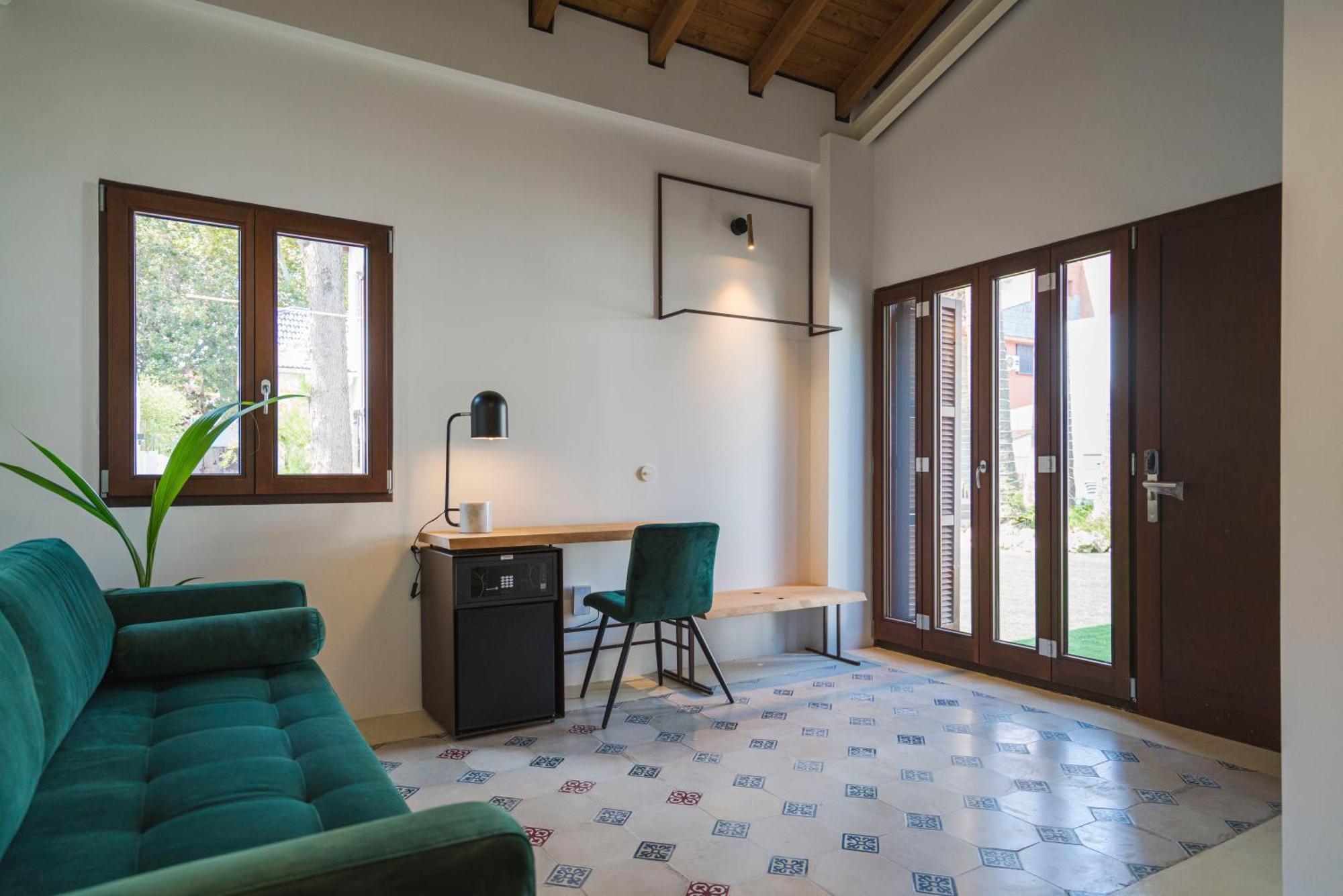 La Moderna Hotel *