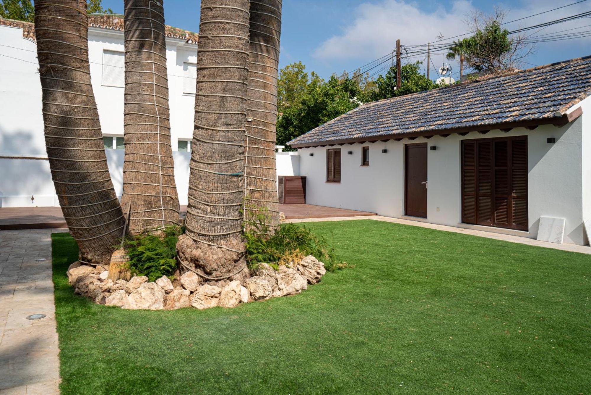 La Moderna Hotel *