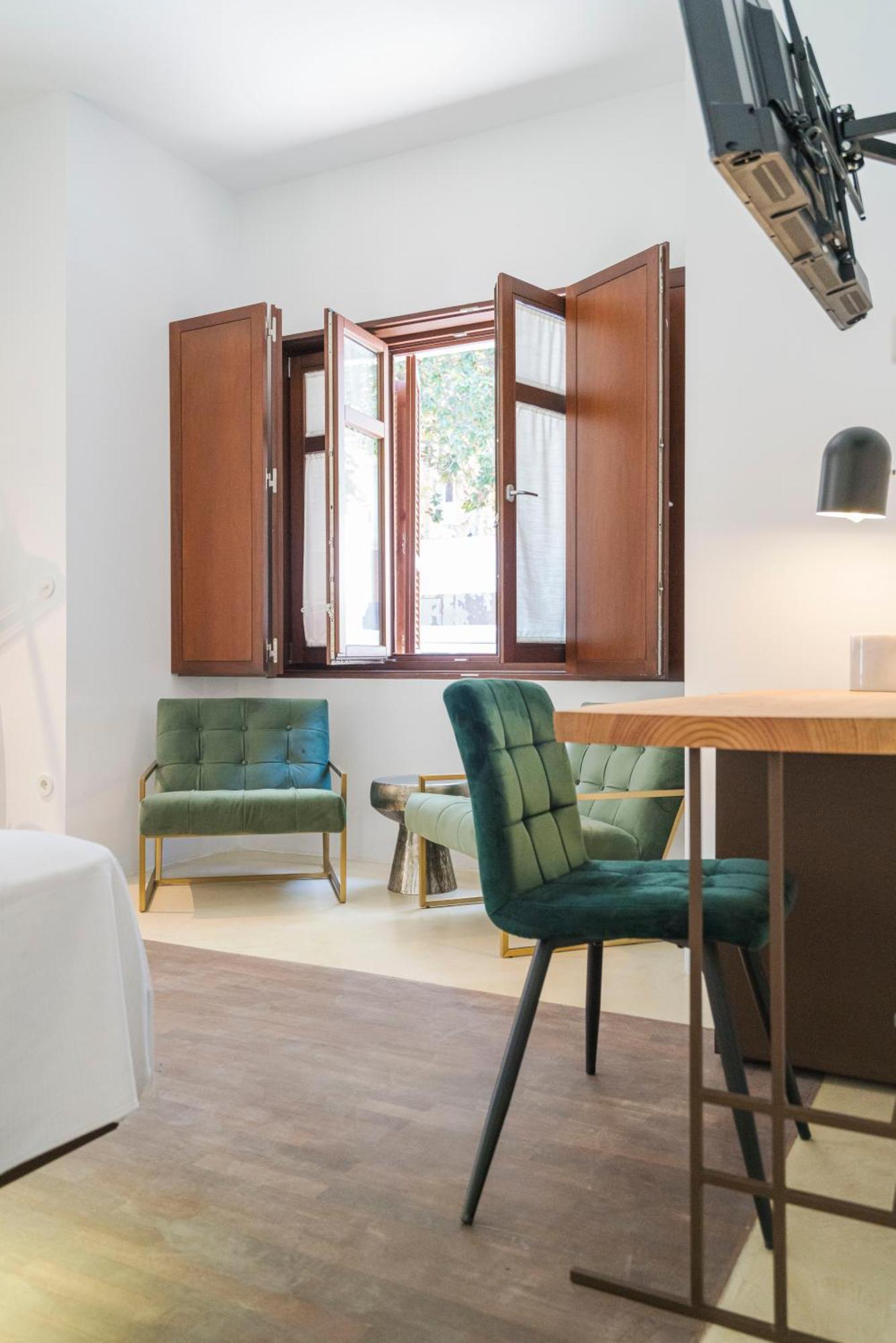 La Moderna Hotel *