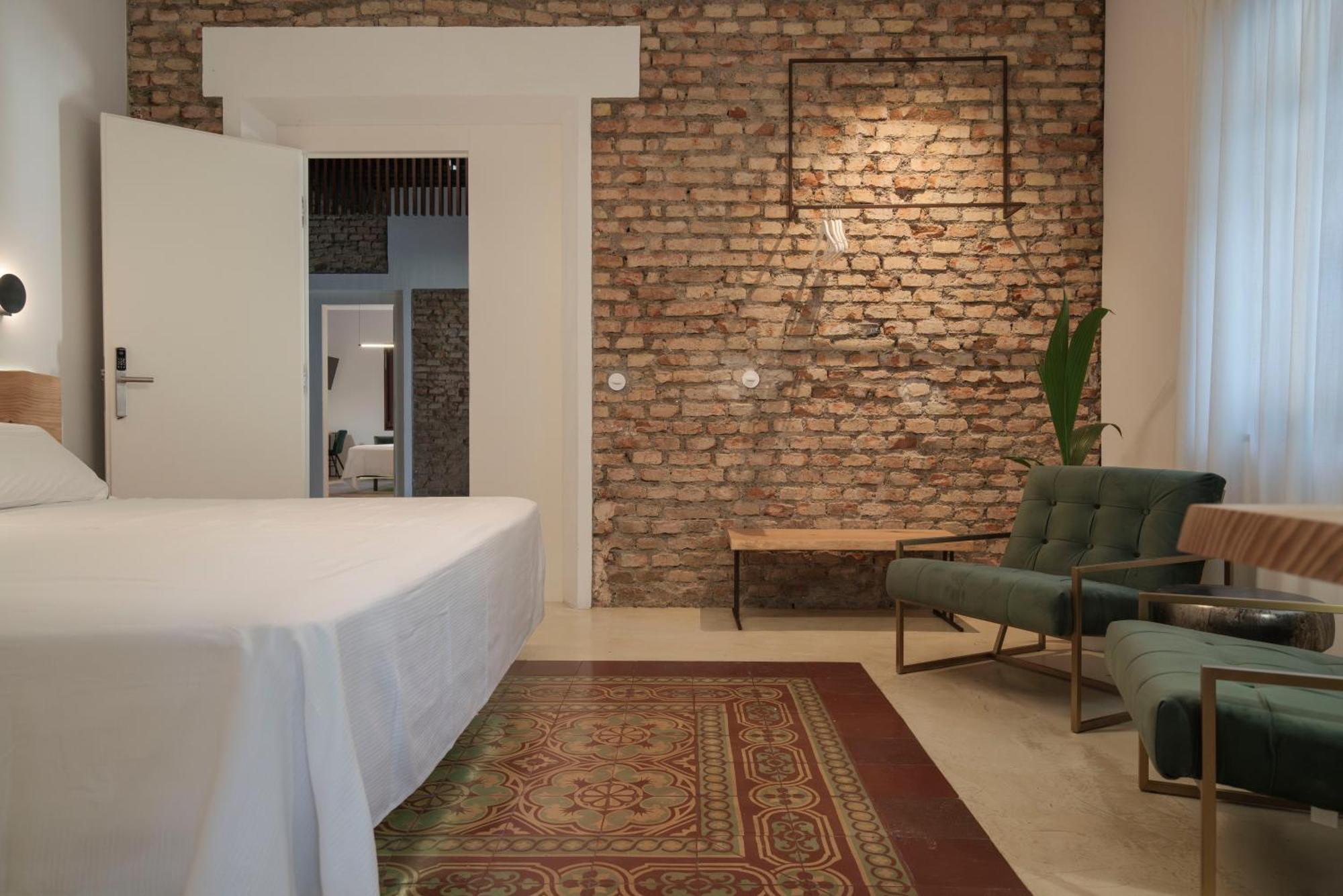 La Moderna Hotel