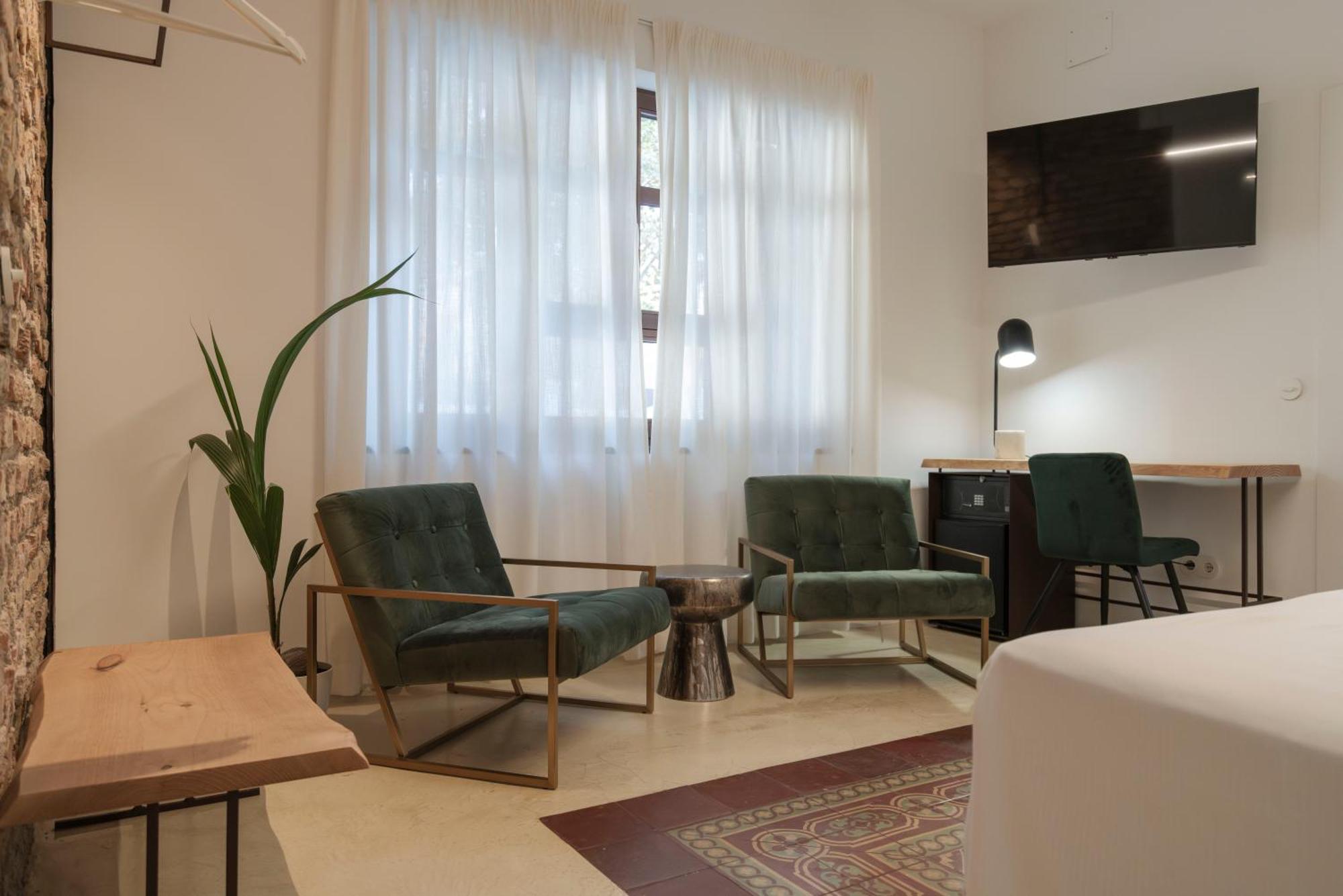 La Moderna Hotel *